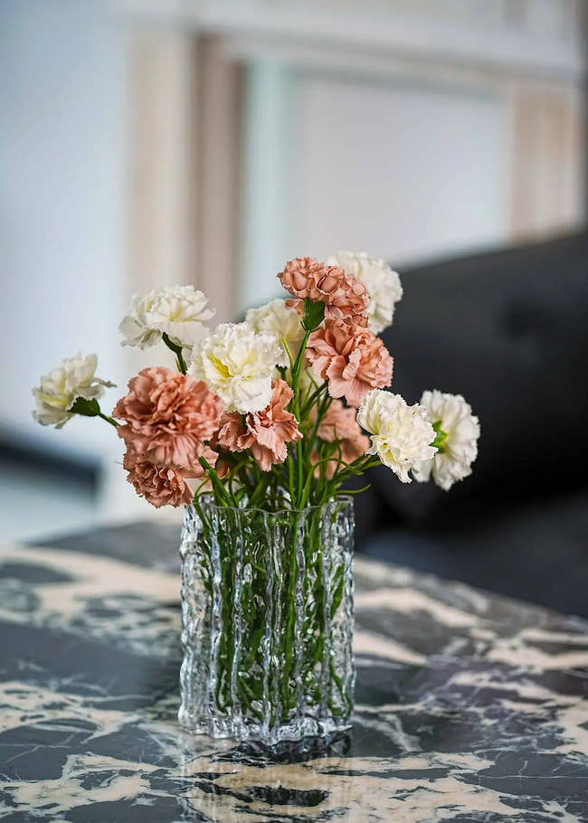 Silk imitation carnations in creamy white and warm beige, high-quality faux flowers perfect for table centerpieces and modern home styling