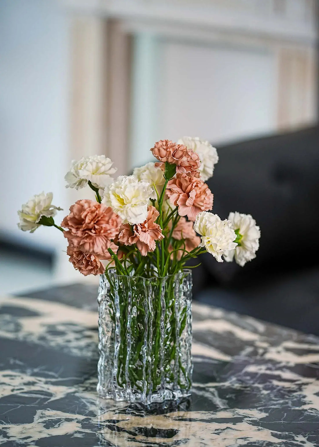 Silk imitation carnations in creamy white and warm beige, high-quality faux flowers perfect for table centerpieces and modern home styling